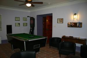 阿尔卡拉斯Casa del Renacimiento的客厅配有台球桌和吊扇