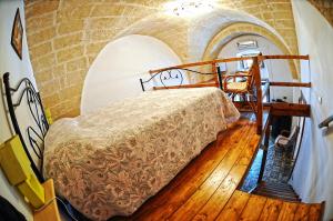 奥里亚casa vacanze Filomena的砖房里一间卧室,配有一张床位