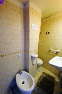 奥里亚casa vacanze Filomena的一间带水槽和卫生间的浴室
