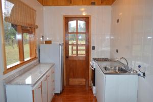 库拉考廷Cabañas Valle del Río的厨房配有白色冰箱和水槽
