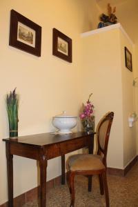 特雷维Residenza Sant'Emiliano的桌子,碗和椅子放在房间里