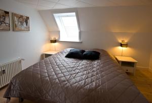 里伯登加姆勒考曼茨咖住宿加早餐旅馆的一间卧室配有一张带两个枕头的床