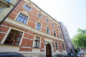 克拉科夫Apartment Zegadłowicza的红砖建筑,有窗户和门