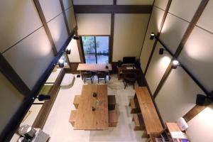 京都京都好运气宾馆的享有带桌椅的房间的顶部景色