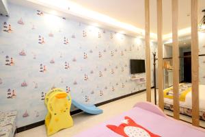广州星悦遵品公寓长隆北门店的儿童卧室,墙上有海盗船壁画