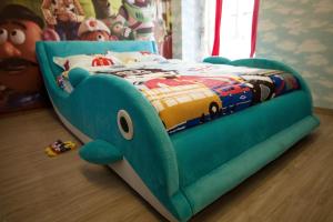 广州星悦遵品公寓长隆北门店的儿童卧室内的一张床位,卧室内配有玩具飞机