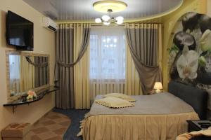 沃罗涅什Apartments on Karla Marksa 116 А - 10etaz的一间卧室设有一张床和一个大窗户