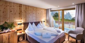 Hotel Santner Alpine Sport & Relax的一间客房