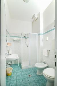 卡托利卡贝尔索吉奥诺酒店的带淋浴、盥洗盆和卫生间的浴室