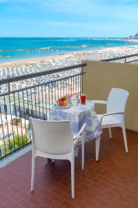 卡托利卡贝尔索吉奥诺酒店的海滩景阳台配有桌椅