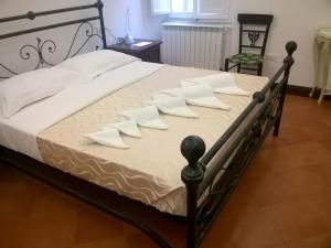 奥尔贝泰洛Antica Dimora的床上铺有白色枕头的床