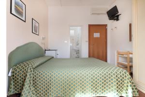 卡托利卡贝尔索吉奥诺酒店的一间卧室配有一张带绿床罩的床