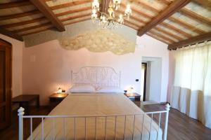 瓦克瑞Agriturismo " La Valle degli Ulivi"的一间卧室配有一张带吊灯的大床
