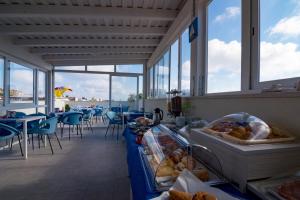 圣维托罗卡波灯塔间的餐厅设有柜台,配有面包、桌子和窗户