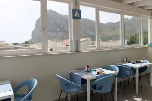 圣维托罗卡波灯塔间的餐厅设有2张桌子和椅子以及窗户。