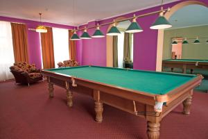 顿河畔罗斯托夫格路巴雅沃尔纳酒店的紫色墙壁内的一张台球桌