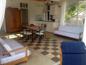 MolatApartments Mediteraneo的厨房以及带桌椅的用餐室。