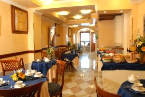 威尼斯卡弗蒙塔酒店的一间配备有蓝色桌椅的用餐室