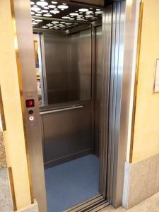 威尼斯卡弗蒙塔酒店的大楼内装有玻璃门的电梯