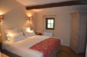 普罗旺斯艾克斯Campagne Chastel的一间卧室配有一张带白色床单的床和一扇窗户。