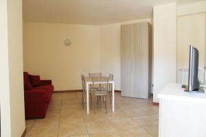 特尔尼Appartamenti Il Cerqueto 2的客厅配有桌子和红色沙发