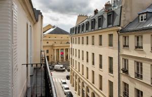 巴黎鲍尔肯大酒店的阳台享有城市街道的景致。