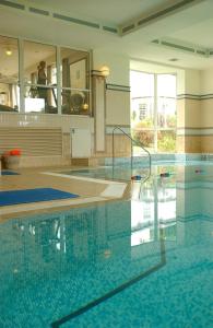 法尔茅斯盆米尔庄园酒店的大楼内的大型游泳池