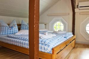 萨斯尼茨弗里恩沃奈根艾姆自然公园酒店的一间卧室配有蓝色和白色床单