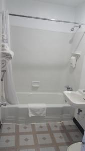 卡斯珀卡斯珀皇家汽车旅馆的白色的浴室设有浴缸和水槽。