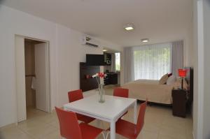 布宜诺斯艾利斯My Apart的客厅配有白色桌子和红色椅子