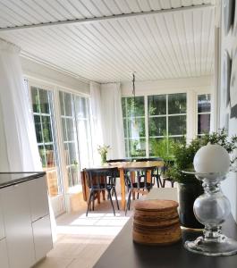 吕勒奥Amazing Sea View Luleå的厨房以及带桌子和窗户的用餐室。