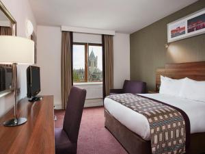 Leonardo Hotel Dublin Christchurch的一间客房