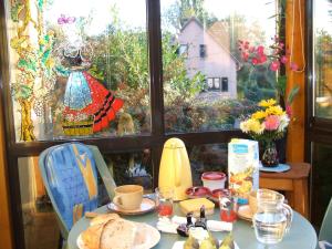 阿梅尔斯克维丁香镇旅馆的一张桌子,上面放着一盘面包和一个窗口