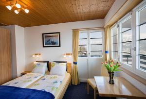 阿尔卑山酒店客房内的一张或多张床位
