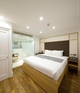 伦敦格洛斯特广场Z酒店的一间带大床的卧室和一间浴室