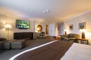 格伦维尤格林俱乐部旅馆的酒店客房设有一张床和墙上的电视