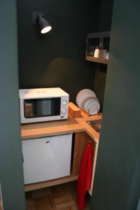 波尔图2U Oporto Urban Stays的厨房在柜台上配有微波炉