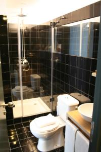 波尔图2U Oporto Urban Stays的浴室配有卫生间、淋浴和盥洗盆。