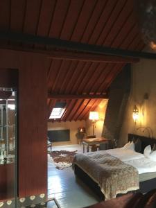 列日蒂博别墅住宿加早餐旅馆的一间卧室设有一张木天花板床。