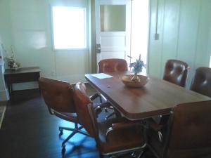 CanoraCanora Vacation Home的一间会议室,配有木桌和椅子