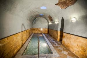 GraenaHotel Balneario de Graena的隧道建筑中的游泳池