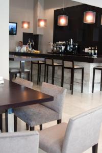 托梅略索帕洛玛酒店的一间带桌椅的餐厅和一间酒吧