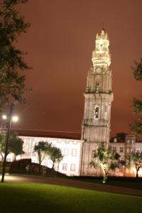 波尔图2U Oporto Urban Stays的大楼前高高的钟楼