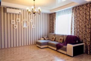 苏兹达尔素自达斯基胡拓尔度假屋的带沙发和窗户的客厅
