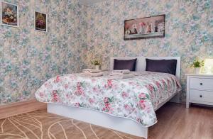 苏兹达尔素自达斯基胡拓尔度假屋的一间卧室配有一张带花卉床罩的床