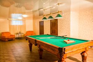 苏兹达尔素自达斯基胡拓尔度假屋的客厅里设有台球桌