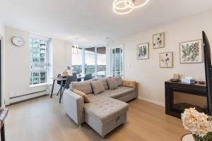 Vancouver Downtown City View 3BR Condo with Pool Gym Sauna Near Subway & Arena