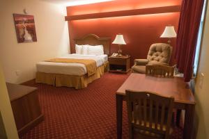 Shepherd Mountain Inn & Suites客房内的一张或多张床位