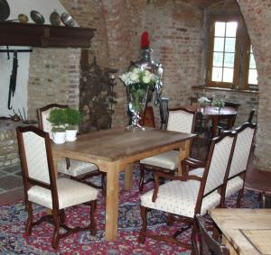 卡尔卡尔伯格波特齐勒酒店的餐桌、椅子和花瓶