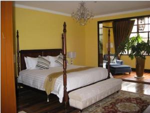 上海凯文之家的一间卧室配有一张床和一个吊灯